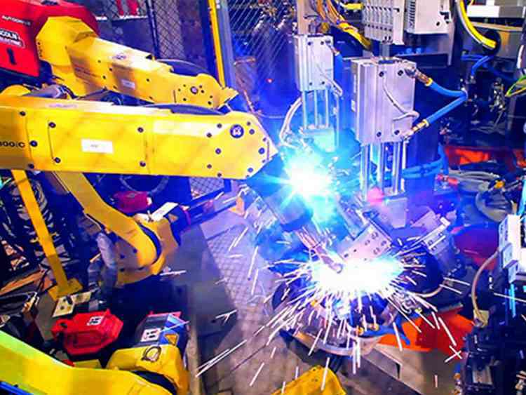 中小型钣金加工厂中引进焊接机器人的注意点-中山皇冠8xmax官网(中国)有限公司